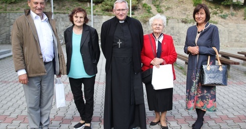 O. Mariusz Michalik z rodzicami adopcyjnymi kleryków ze Sri Lanki w Szczyrku.