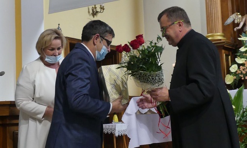 Ks. proboszcz Stanisław Filapek przyjmuje życzenia od pracy diecezjalnej Domowego Kościoła - Grażyny i Zbigniewa Niziów.