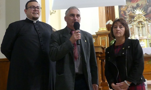 Jan i Maria Michałkowie z ks. Wojciechem Nowakiem - prowadzili rekolekcje w Rycerce Górnej.