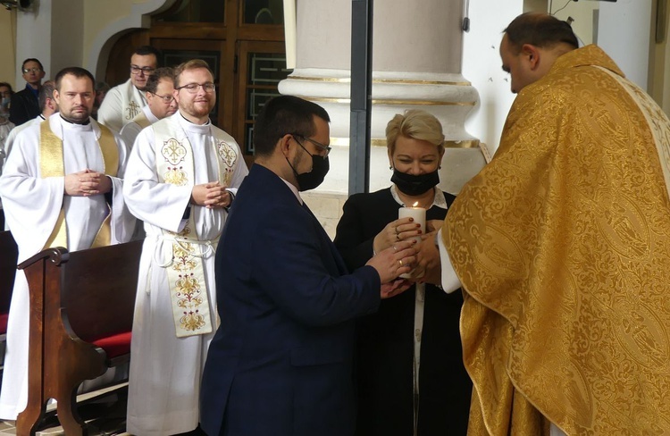 Katarzyna i Radomił Pudełkowie z Chybia odbierają oazową święcę dla pary rejonu cieszyńskiego z rąk ks. Jacka Moskala.