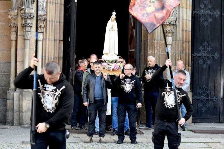 Zaczęli październik z różańcem na ulicy