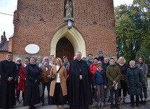Bp Wiesław Szlachetka w Gietrzwałdzie z nauczycielami pielgrzymującymi do sanktuarium Matki Bożej.