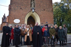 Bp Wiesław Szlachetka w Gietrzwałdzie z nauczycielami pielgrzymującymi do sanktuarium Matki Bożej.