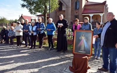 Główne skrzyżowanie szlaków wiodących do Przysuchy, Warszawy i Drzewicy stało się miejscem publicznej modlitwy.