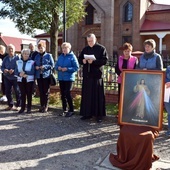 Główne skrzyżowanie szlaków wiodących do Przysuchy, Warszawy i Drzewicy stało się miejscem publicznej modlitwy.