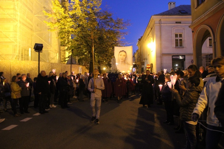 Nowy Sącz. Procesja różańcowa do pięciu kościołów