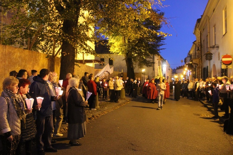 Nowy Sącz. Procesja różańcowa do pięciu kościołów