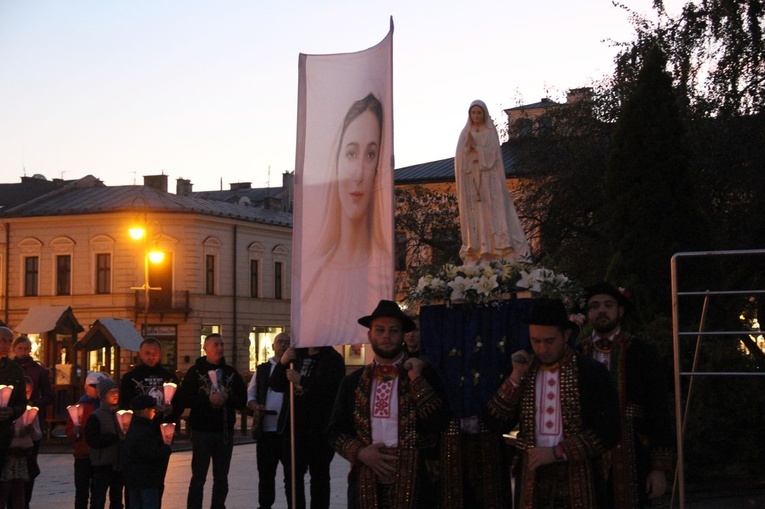 Nowy Sącz. Procesja różańcowa do pięciu kościołów