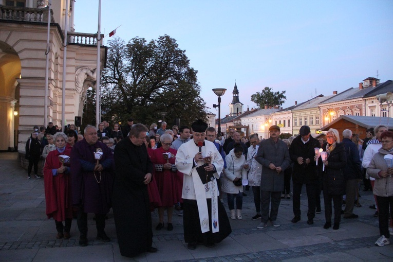 Nowy Sącz. Procesja różańcowa do pięciu kościołów