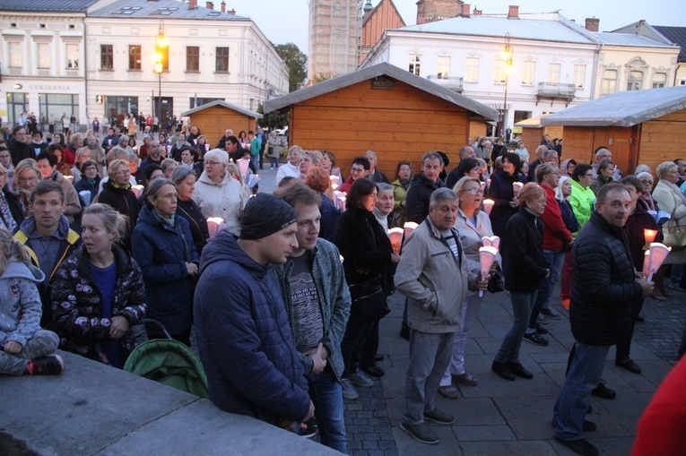 Nowy Sącz. Procesja różańcowa do pięciu kościołów