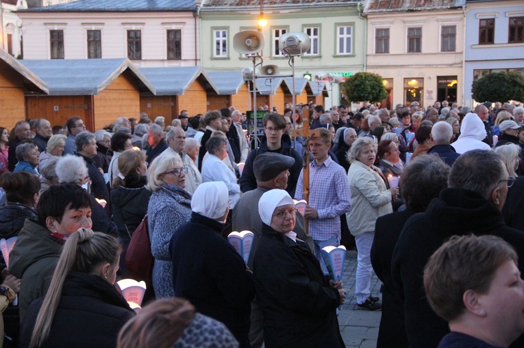 Nowy Sącz. Procesja różańcowa do pięciu kościołów