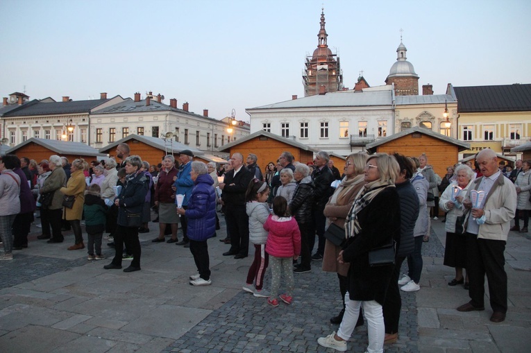 Nowy Sącz. Procesja różańcowa do pięciu kościołów