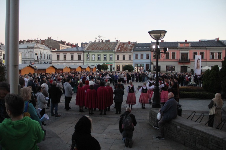 Nowy Sącz. Procesja różańcowa do pięciu kościołów