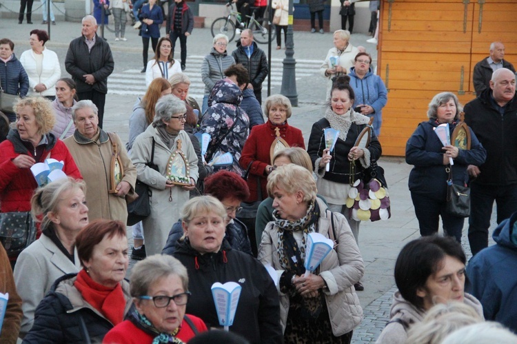 Nowy Sącz. Procesja różańcowa do pięciu kościołów