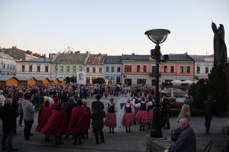 Nowy Sącz. Procesja różańcowa do pięciu kościołów