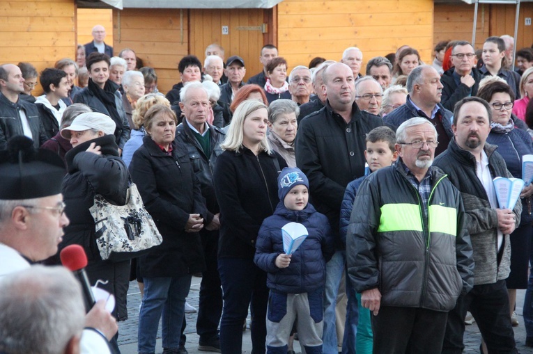 Nowy Sącz. Procesja różańcowa do pięciu kościołów