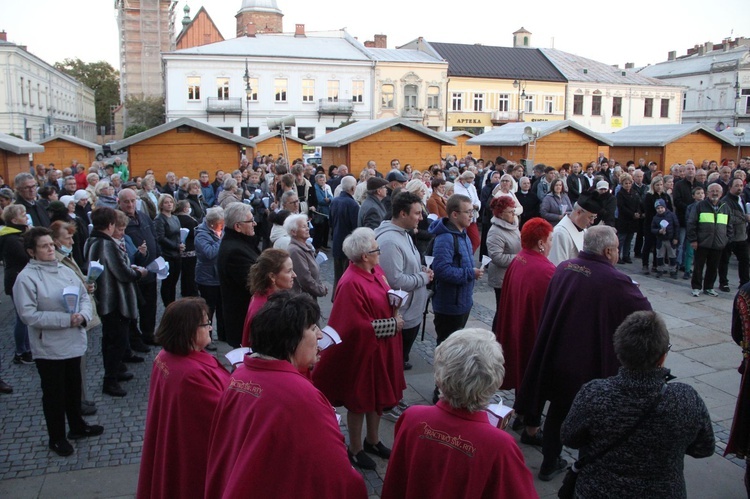 Nowy Sącz. Procesja różańcowa do pięciu kościołów