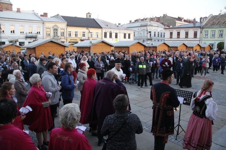 Nowy Sącz. Procesja różańcowa do pięciu kościołów