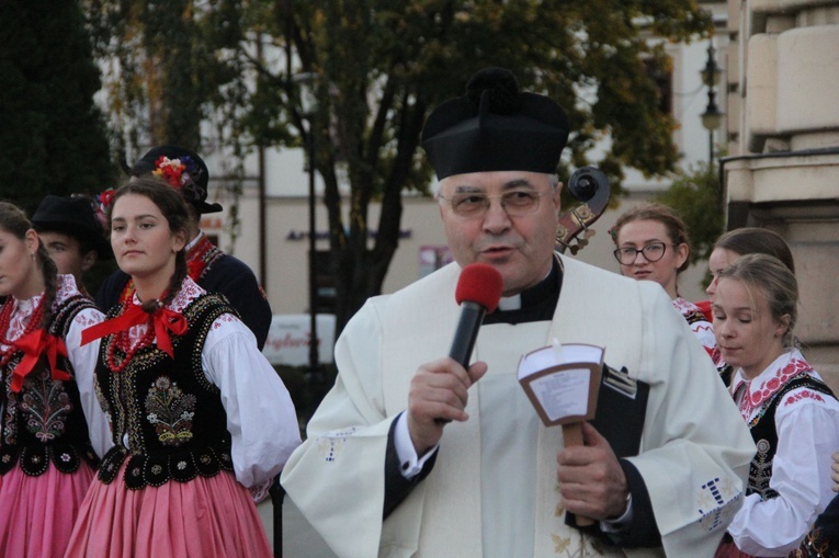 Nowy Sącz. Procesja różańcowa do pięciu kościołów