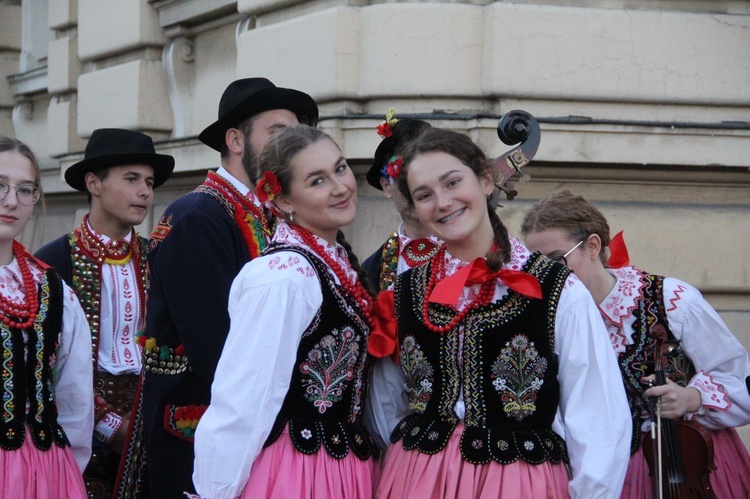 Nowy Sącz. Procesja różańcowa do pięciu kościołów