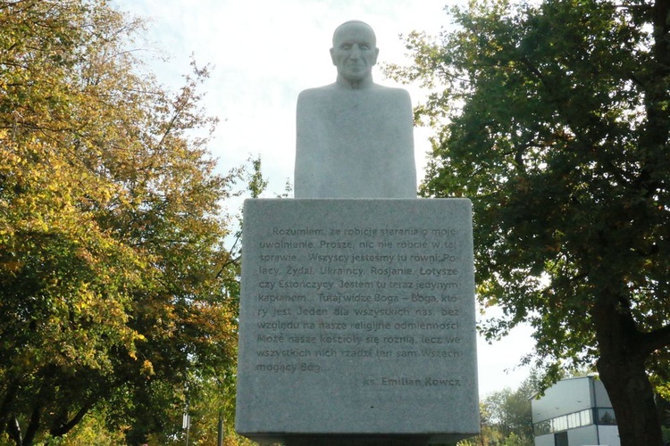 Pomnik bł. ks. Emiliana Kowcza.