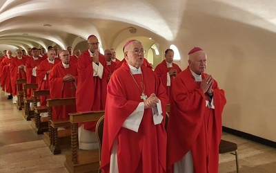 Pierwszy dzień wizyty polskich biskupów ad limina. Mówiono o sytuacji małżeństw, rodzin i młodych
