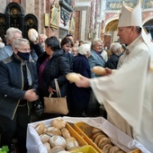 Modlitwie przewodniczył bp Piotr Turzyński. On również rozdawał chlebki św. Franciszka.