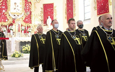 ▲	Od kilku miesięcy sanktuarium w Koziebrodach jest stałym miejscem spotkań Rycerzy Jana Pawła II.  Do tej grupy dołączą wkrótce inne męskie wspólnoty.