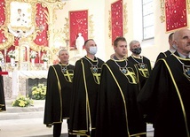 ▲	Od kilku miesięcy sanktuarium w Koziebrodach jest stałym miejscem spotkań Rycerzy Jana Pawła II.  Do tej grupy dołączą wkrótce inne męskie wspólnoty.