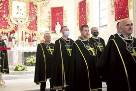 ▲	Od kilku miesięcy sanktuarium w Koziebrodach jest stałym miejscem spotkań Rycerzy Jana Pawła II.  Do tej grupy dołączą wkrótce inne męskie wspólnoty.