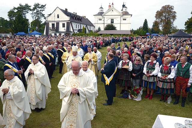 ▲	Procesja wejścia  do ołtarza polowego.