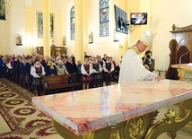 ▲	Bp Marek Solarczyk namaszcza ołtarz przy obecności wspólnoty parafialnej.
