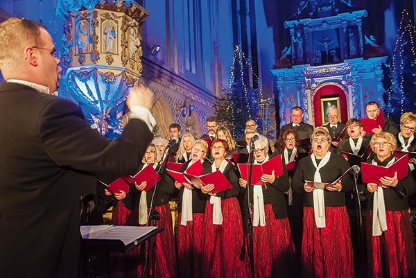 ▲	Nie tylko wykonują pieśni, ale i pomagają. Białogardzki zespół co roku organizuje charytatywny koncert dla chorych maluchów.