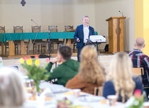 ▲	Podczas pierwszego spotkania Patryk Konsewicz opowiadał o Jezusie, który jest drogą, prawdą i życiem. 