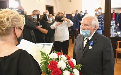 Pan Jan został już odznaczony Krzyżem za Wolność  i Niepodległość oraz Krzyżem Orderu Krzyża Niepodległości. Otrzymał także medal Pro Memoria i jest Honorowym Obywatelem Międzyrzecza.