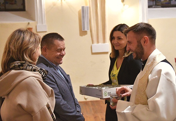 Ks. Łukasz Bajcar na zakończenie wręczył wszystkim uczestnikom cebulki kwiatów. Reszta zależy nie tylko od Boga, ale i od nich.