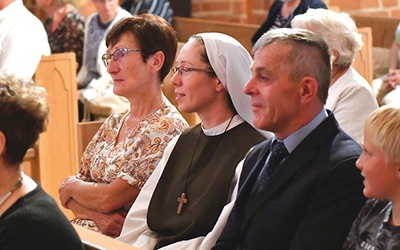 Z rodzicami podczas uroczystości wręczenia ojcu odznaczenia „Zasłużony dla diecezji zielonogórskiej”.