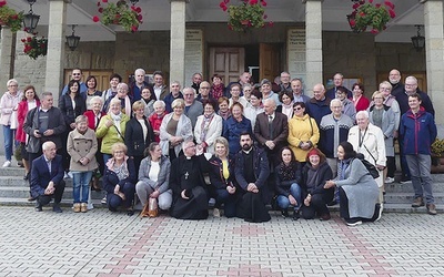 	Uczestnicy dni skupienia w szczyrkowskim sanktuarium Królowej Beskidów.