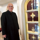 	Kapłan przy relikwiarzu znajdującym się w prezbiterium. 