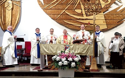 Przy ołtarzu wraz z proboszczem ks. Mariuszem Szmajdzińskim (z lewej) i rekolekcjonistą ks. Michałem Wasilewskim stanęli ks. prof. Antoni Tronina (w środku) oraz rektor WSD w Łowiczu ks. Piotr Kaczmarek (z prawej).