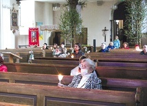 ▲	Do franciszkanów z parafii pw. Bożego Ciała dołączyli wierni, którzy przynosili ze sobą świece.
