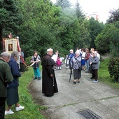 ▲	Wierni zgromadzili się również na terenie parafii pw. św. Jana Chrzciciela.