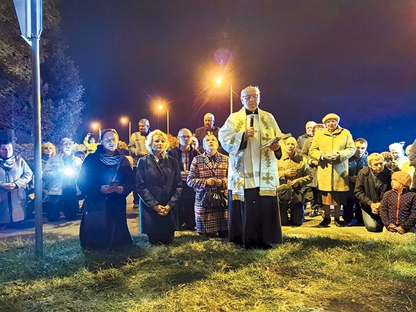 ▲	Krucyfiks poświęcił ks. Pietrzyk.