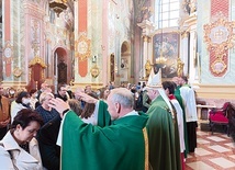 ▲	Na zakończenie Eucharystii każde małżeństwo otrzymało indywidualne błogosławieństwo.