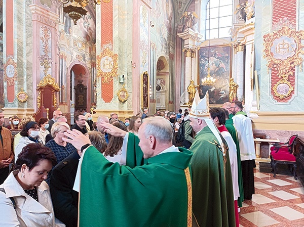 ▲	Na zakończenie Eucharystii każde małżeństwo otrzymało indywidualne błogosławieństwo.