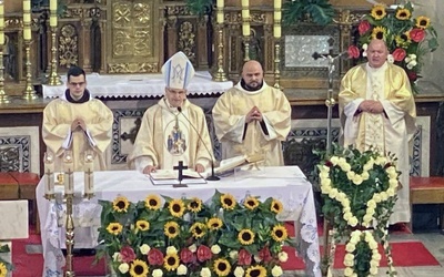 Bp Marek Mendyk w czasie Mszy św. w Kłodzku.