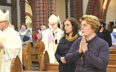 ▲	Uczestniczki 2 października zgromadziły się na Mszy św. w kościele pw. Świętych Apostołów Piotra i Pawła. 