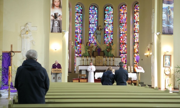 Jest nas mniej. Efekt uboczny dyspens i transmisji?