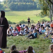 Jeden z chłopców przebrał się w habit franciszkański, by pokazać jego atrybuty.