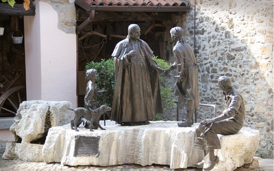 Rzeźba „Ognisko dobroci, źródło życia” dłuta Carla Balljana ukończona w roku 2000 przedstawia Jana XXIII z rodzicami. Nigdy o nich nie zapomniał.